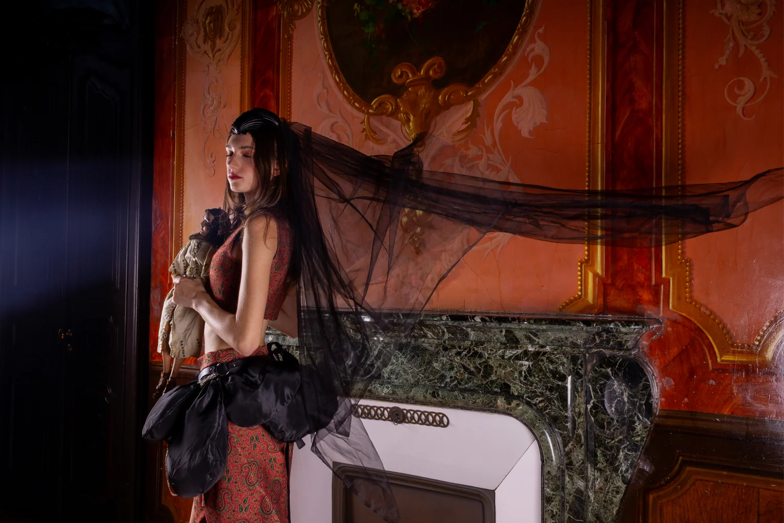 The model and the marionettes in a wide frame at Specht Residenzen